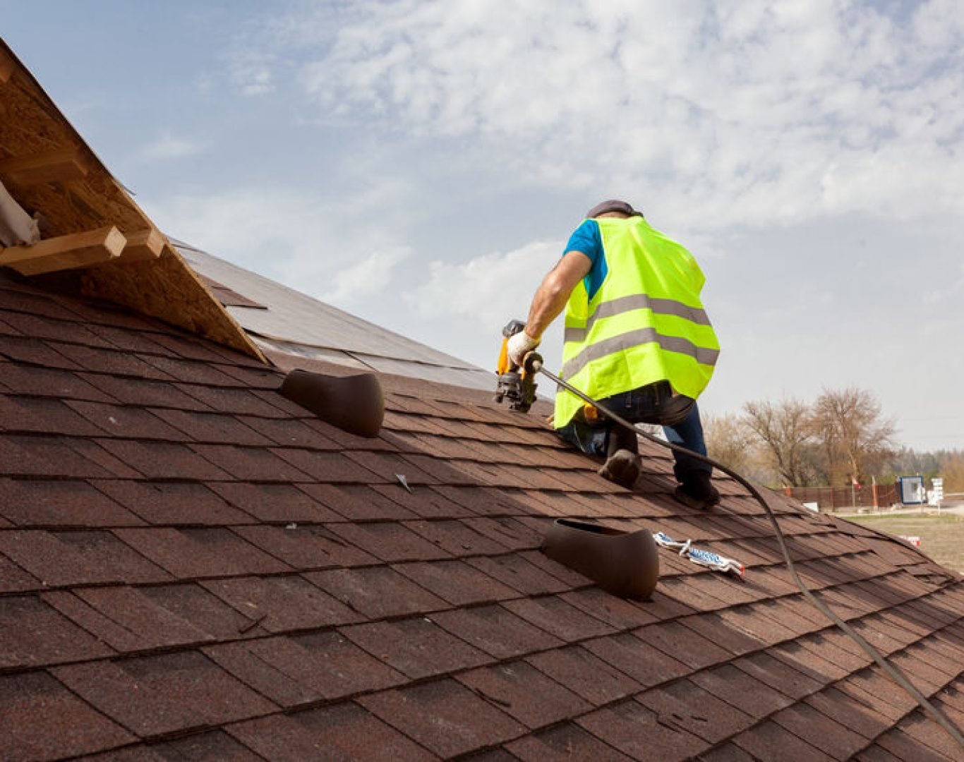 Professional roofing team working on Mt. Juliet home